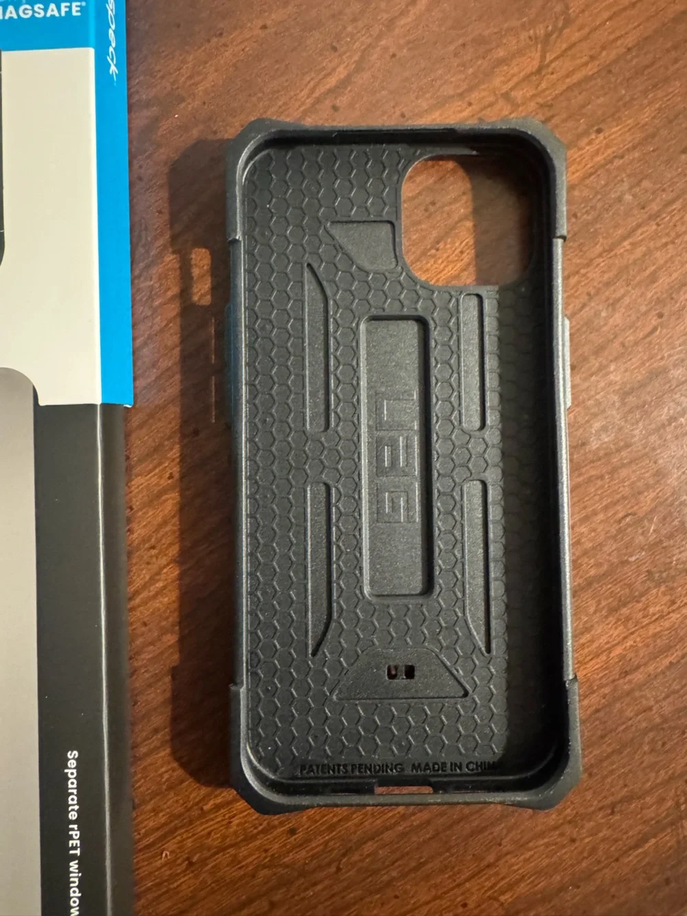 speck PRESIDIO2 GRIP MagSafe iPhone 15 Case - Black